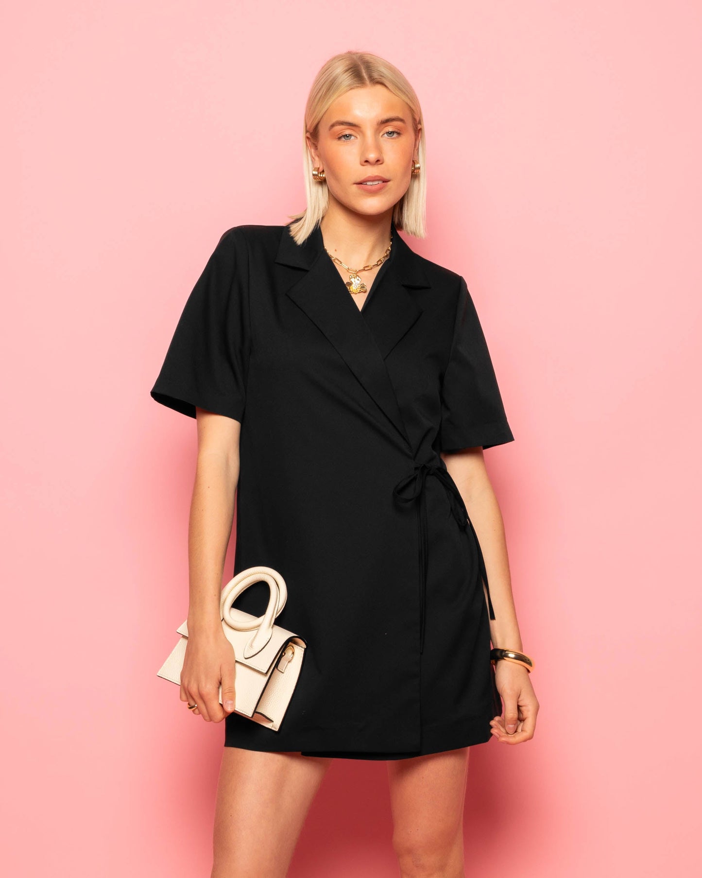 ZOEY WRAP UP SHORT SLEEVE BLAZER DRESS ZWART