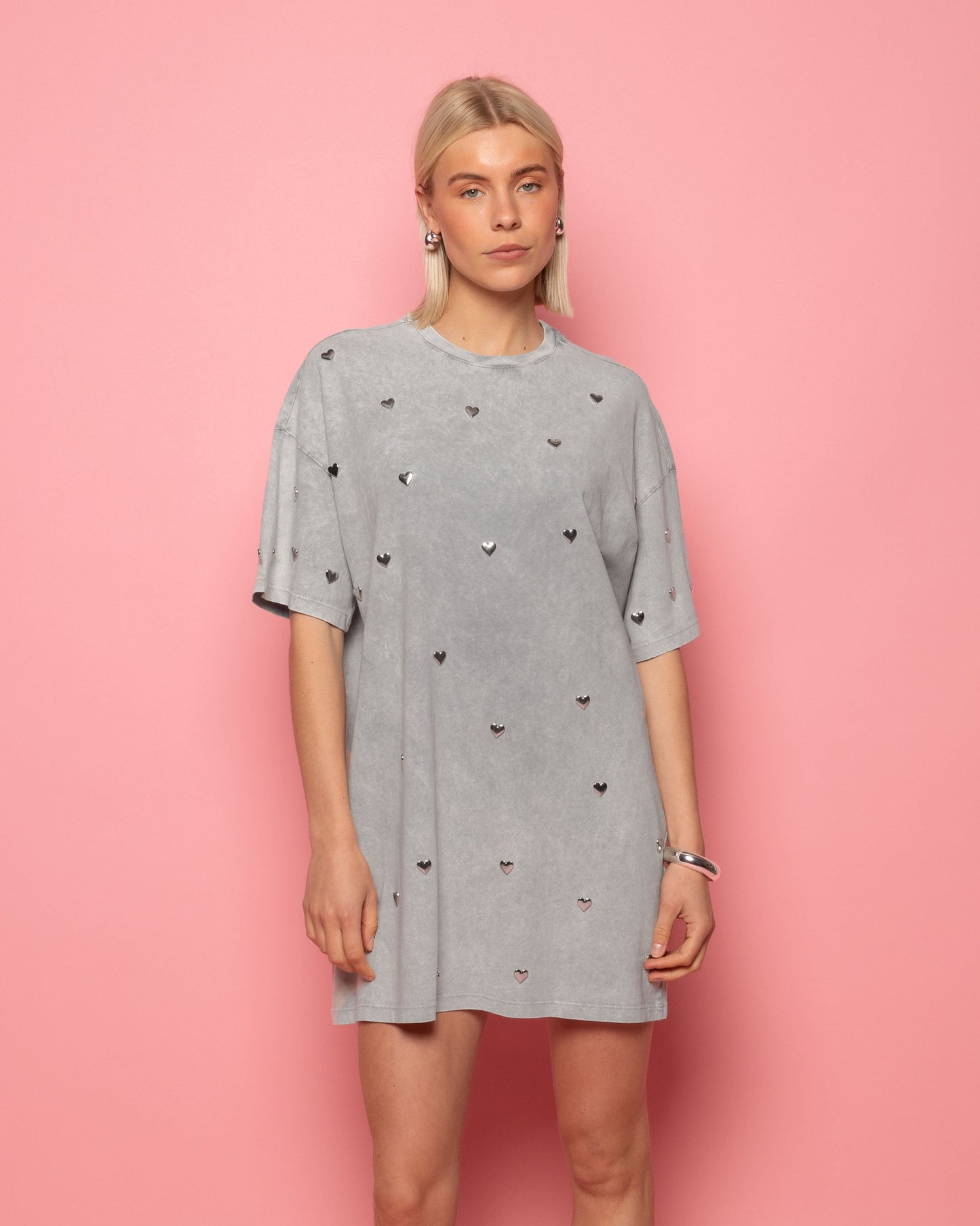 ALLOVER HEART STUD TEE DRESS ACID LICHTGRIJS